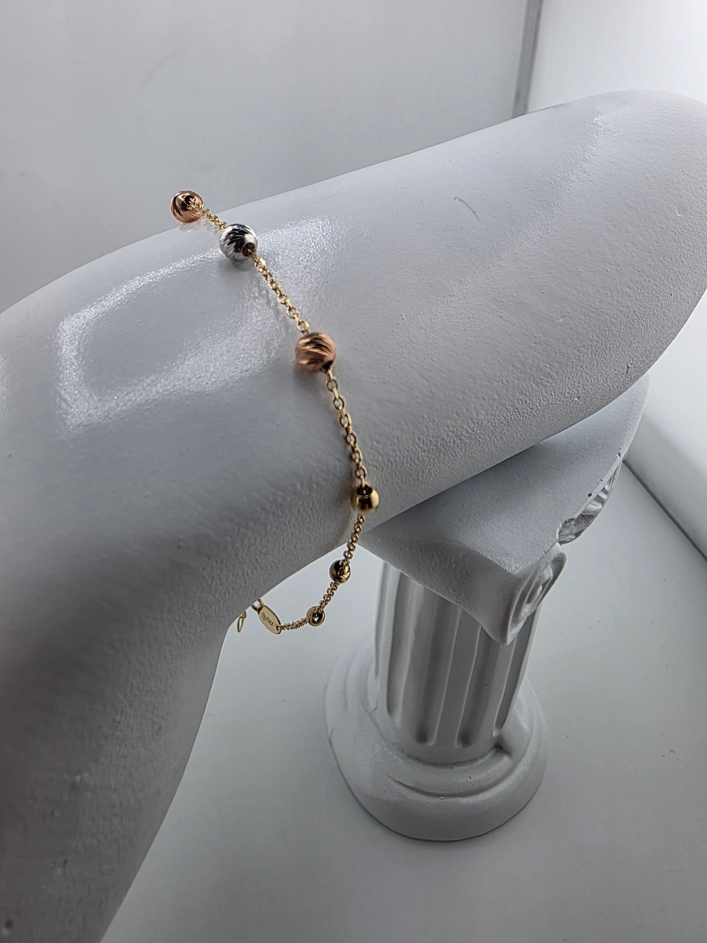 Bracelet with diamond dial in rose, white and yellow gold