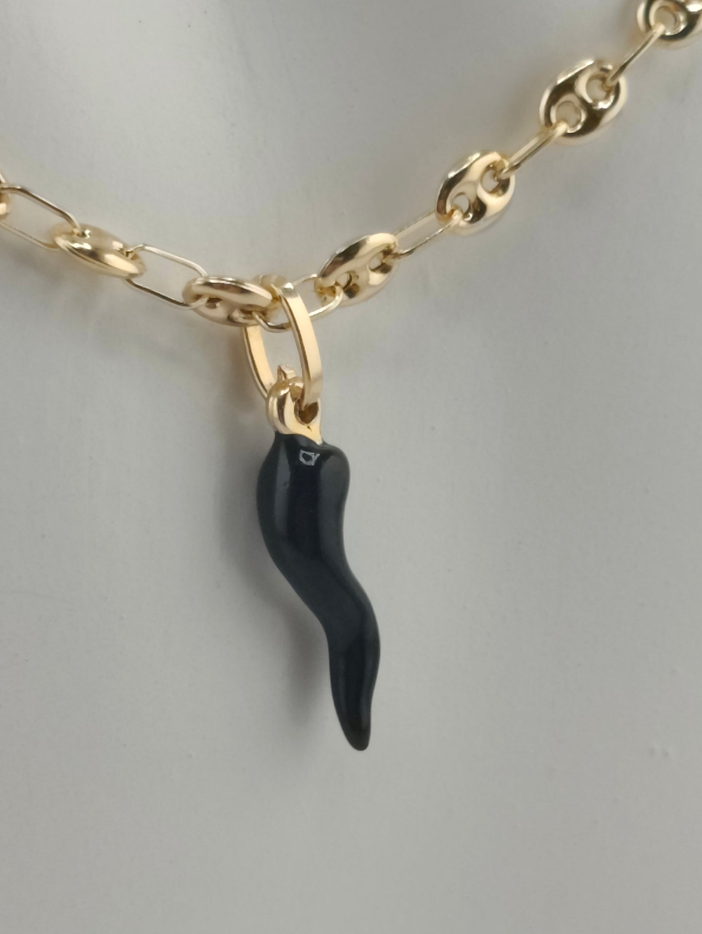 Black cornicello gold pendant